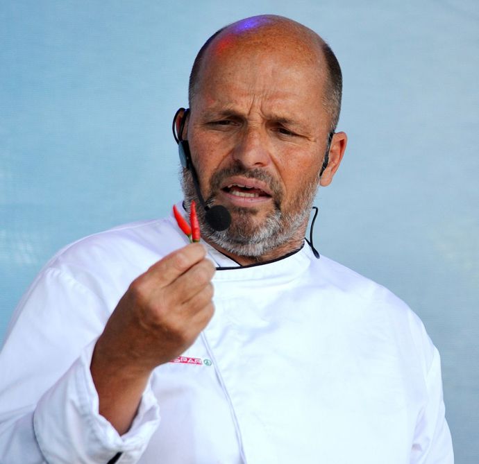 Zdeněk Pohlreich  je český šéfkuchař, gastronom, podnikatel, lektor, autor kuchařek a moderátor kuchařských pořadů na televizi Prima.