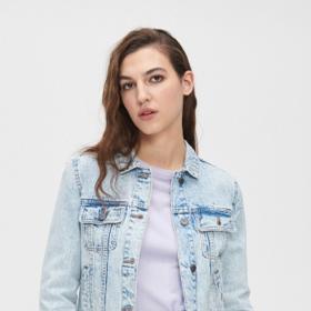 Džínová bunda je zpět! Jarní rána jsou ještě studená, tak si pod ní dejte teplý svetr a kolem krku uvažte velkou šálu. A hned se zahřejete.