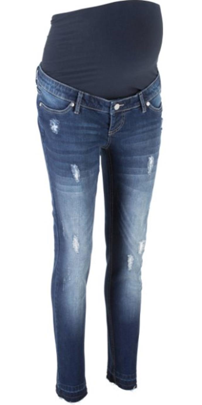 V těhotenství se nemusíte vzdát ani oblíbených džínů. Zvolte elastický materiál, který bude pružit a lépe se vám přizpůsobí. Vhodný je také látkový pás na bříško, který ho přikryje a poskytne mu jistou podpěru.