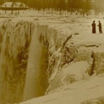 Niagarské vodopády se staly vyhledávanou turistickou atrakcí během 19. století. V březnu 1848 na dva dny vyschly, když proud zablokoval led. Na snímku jsou zamrzlé Niagarské vodopády v roce 1911.