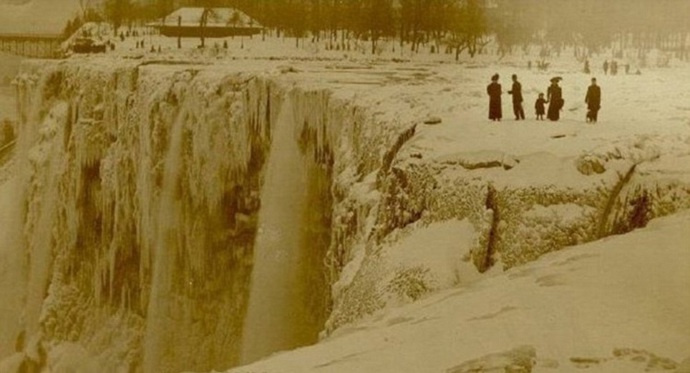 Niagarské vodopády se staly vyhledávanou turistickou atrakcí během 19. století. V březnu 1848 na dva dny vyschly, když proud zablokoval led. Na snímku jsou zamrzlé Niagarské vodopády v roce 1911.