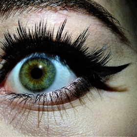 Sourozenci Mabel a Tom Williamsovi změnili složení řasenek. Kromě vazelíny a černého pigmentu do nich přidali ještě regenerační oleje.