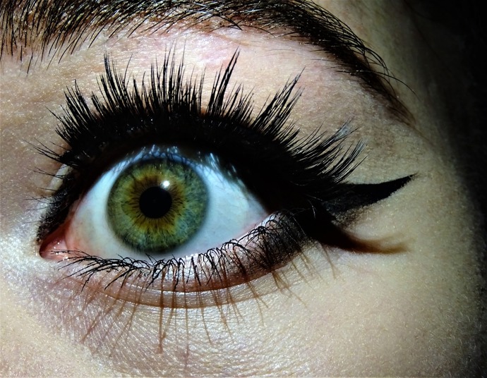 Sourozenci Mabel a Tom Williamsovi změnili složení řasenek. Kromě vazelíny a černého pigmentu do nich přidali ještě regenerační oleje. 