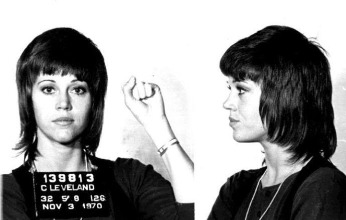 V roce 1965 si dokonce díky své protivládní činnosti vysloužila přezdívku „Hanoi Jane“. Jane Fonda totiž v mládí byla velikou odpůrkyní války ve Vietnamu a své názory se nebála otevřeně vyslovit. 