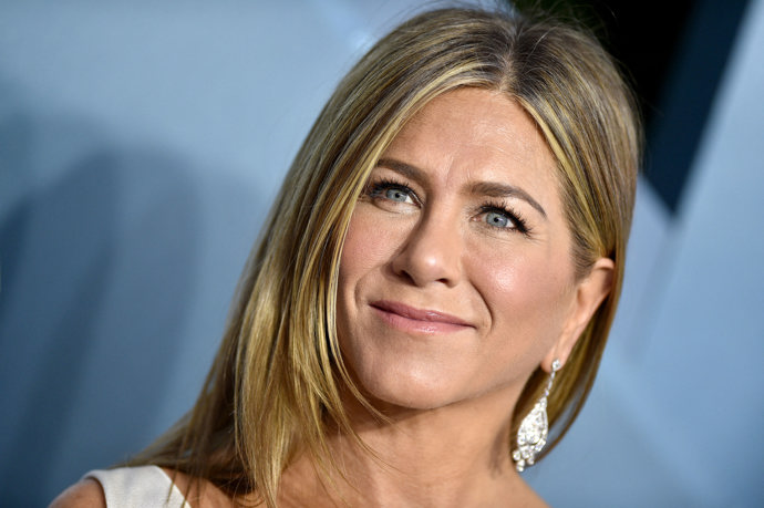 Jennifer Aniston by hádal 51 let asi málokdo. Jejím tajemstvím je nejen důsledná péče o pleť, ale také zdravá strava, pravidelné cvičení jógy a meditace.