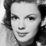 Herecká ikona začala budovat svoji kariéru ještě v dobách tzv. „zlaté éry Hollywoodu“. Nic přitažlivého ale na tomto období, kromě jeho názvu, opravdu nebylo. Chování filmařů a producentů k mnohdy ještě velice mladým hercům často hraničilo s týráním.