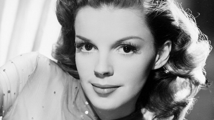 Herecká ikona začala budovat svoji kariéru ještě v dobách tzv. „zlaté éry Hollywoodu“. Nic přitažlivého ale na tomto období, kromě jeho názvu, opravdu nebylo. Chování filmařů a producentů k mnohdy ještě velice mladým hercům často hraničilo s týráním. 