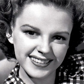 Judy Garland (10. června 1922 – 22. června 1969) byla americká herečka a jazzová zpěvačka. Kráska, vlastním jménem Frances Gumm, dodnes patří mezi největší hollywoodské legendy všech dob. Byla matkou umělkyň Lizy Minnelli a Lorny Luft.