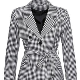 Kostkovaný trenčkot bude věčně v módě. Černobílá kombinace bude vždy vypadat velmi elegantně.