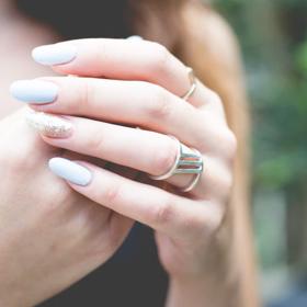 Dáváte-li přednost něčemu méně extravagantnějšímu, tak si zvolte jinou barvu jenom jednoho nehtu. 