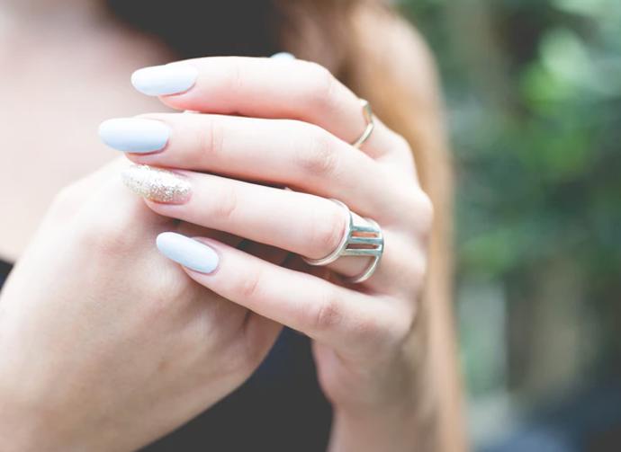 Dáváte-li přednost něčemu méně extravagantnějšímu, tak si zvolte jinou barvu jenom jednoho nehtu. 