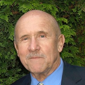 Petr Nárožný je český herec, komik, moderátor a bavič s nezaměnitelným hlasem.