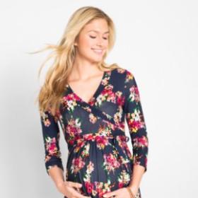 Maxi šaty vám zajistí pohodlnost a určitě je budete moct využít i po porodu. Květinový vzor je jarním hitem.