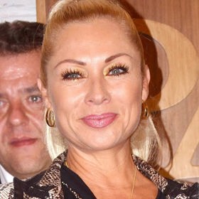 Mexická herečka Leticia Calderón (*15. července 1968) se proslavila díky roli Esmeraldy ve stejnojmenném seriálu.