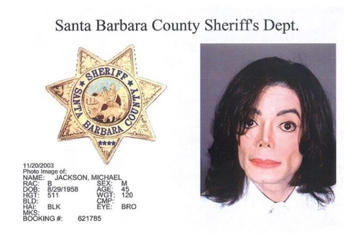 V průběhu policejního vyšetřování tak představitelé zákona pořídili i snímky krále popu, které následně obletěly celý svět. Obvinění z údajného zneužívání se Michael Jackson nikdy nezbavil a pronásledovaly jej až do jeho smrti v roce 2009.