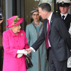 Britská královna Alžběta II. se totiž denně setkává s desítkami lidí, mnohým podává ruku. Proto vždy nosí rukavice, aby nedošlo k přenosu bakterií, které mohou způsobit různé nemoci.