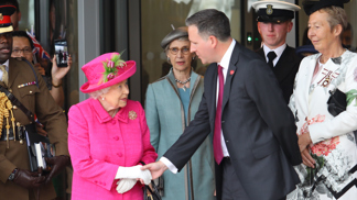 Britská královna se totiž denně setkává s desítkami lidí a mnohým podává ruku. Proto vždy nosí rukavice, aby nedošlo k přenosu bakterií, které mohou způsobit různé nemoci.