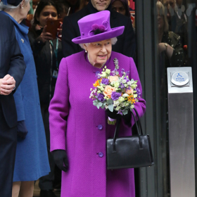 Například oblečení, které si monarchové berou na sebe, má za úkol zajistit nejen jejich reprezentativní vzhled na veřejnosti, ale také je ochránit.