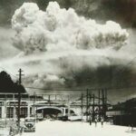 Fotografie pořízená v japonském městě Nagasaki ani ne třicet minut po výbuchu jaderné bomby. Dne 9. srpna 1945 tu zemřelo čtyřicet tisíc obyvatel, další tisíce lidí umíraly v následujících dnech.