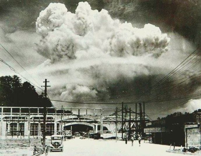 Fotografie pořízená v japonském městě Nagasaki ani ne třicet minut po výbuchu jaderné bomby. Dne 9. srpna 1945 tu zemřelo čtyřicet tisíc obyvatel, další tisíce lidí umíraly v následujících dnech.