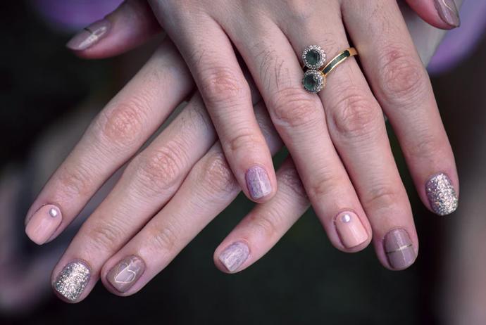 Dopřejte svým rukám rozmazlování. Nehty jsou naší vizitkou, tak je nezanedbávejme. Mažte je krémem nebo dělejte zábaly.