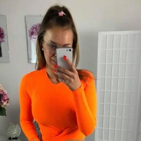 V neonových barvách seženete cokoliv. Tento crop top v oranžové nejlépe sladíte s džínovinou či etno vzorem.