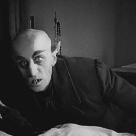 Upír Nosferatu (1922): Max Schreck a jeho legendární ztvárnění Nosferatu. Víte, že hercovo příjmení se dá přeložit jako hrůza anebo strach?