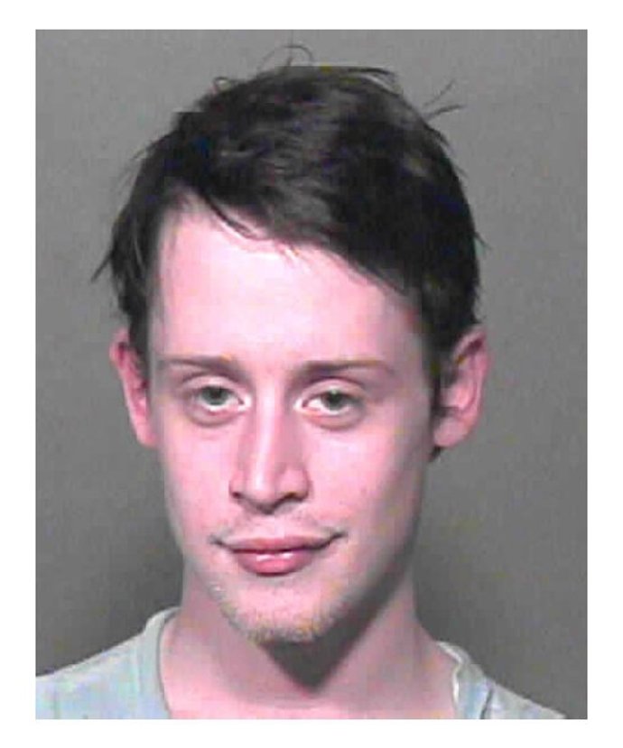 Macaulay Culkin měl dlouhodobě problémy s návykovými látkami, často pobýval i v léčebnách, kde se svých závislostí snažil zbavit. V posledních letech to vypadá, že se herci a bývalé dětské hvězdě podařilo své problémy zvládnout, ale v roce 2004 jej policie ve státě Oklahoma zatkla kvůli tomu, že při běžné silniční kontrole u něj našla marihuanu a větší množství léků, které se vydávají pouze na předpis.