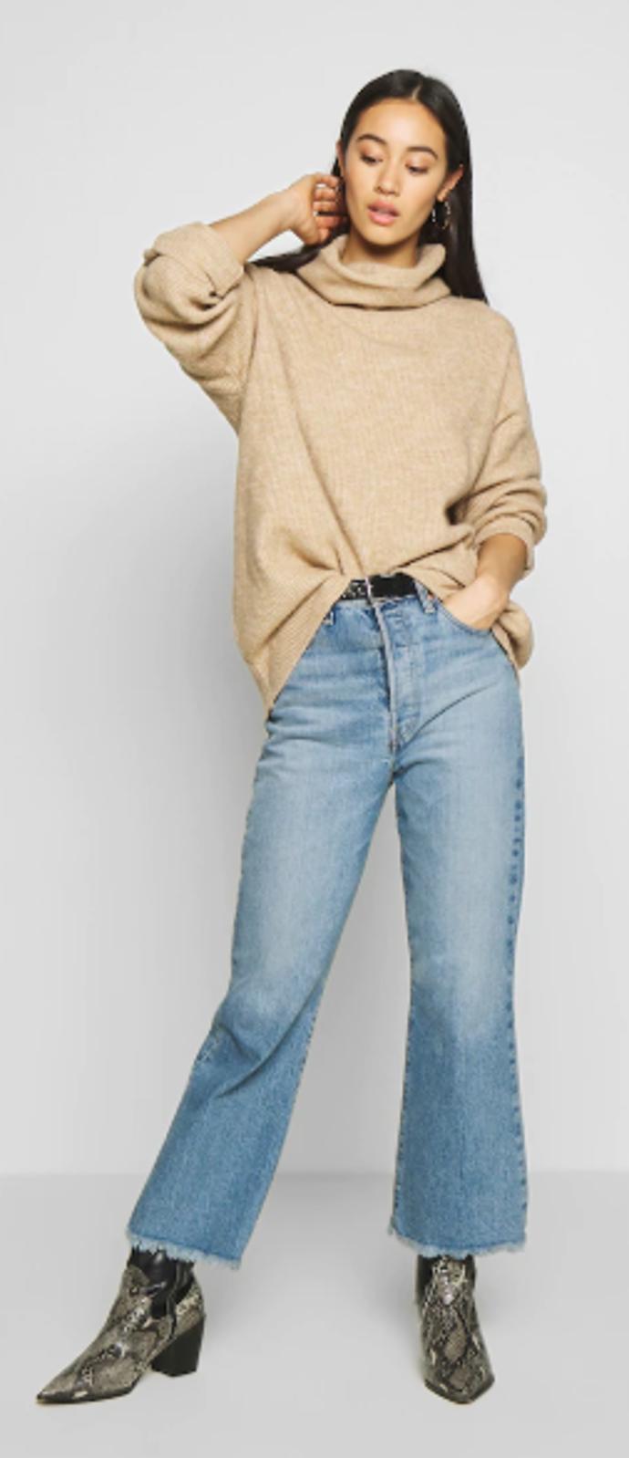 Dáváte-li přednost džínám do zvonu, zvolte tedy kratší oversized svetr nebo jej zastrčte do kalhot. 