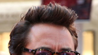 Robert John Downey Jr. je americký herec, producent a zpěvák. K jeho nejvýznamnějším rolím patří ztvárnění Charlieho Chaplina ve snímku Chaplin, za které si vysloužil nominaci na Oscara.