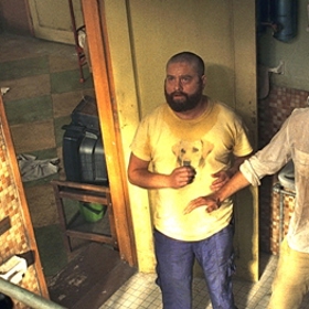 V bláznivé komedii Pařba v Bangkoku letí do exotického Thajska tři kamarádi na svatbu toho čtvrtého.