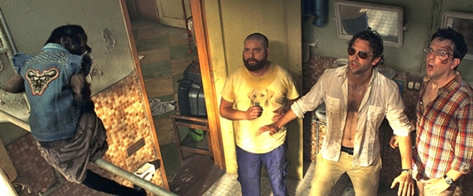 V bláznivé komedii Pařba v Bangkoku letí do exotického Thajska tři kamarádi na svatbu toho čtvrtého.