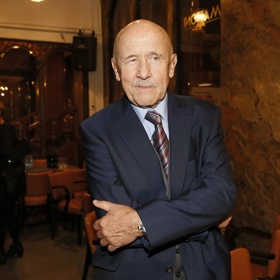 Jeden z nejpopulárnějších českých herců byl původně stavebním inženýrem, tato práce ho ale nenaplňovala, a tak se přes moderování pořadů hudební skupiny Rangers a komické výstupy s Miloslavem Šimkem a Luďkem Sobotou v divadle Semafor a v televizních pořadech dostal až k filmu.