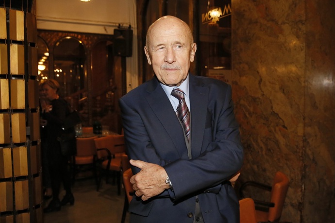 Jeden z nejpopulárnějších českých herců byl původně stavebním inženýrem, tato práce ho ale nenaplňovala, a tak se přes moderování pořadů hudební skupiny Rangers a komické výstupy s Miloslavem Šimkem a Luďkem Sobotou v divadle Semafor a v televizních pořadech dostal až k filmu.