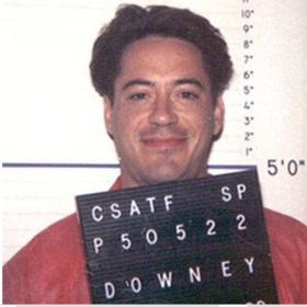 Robert Downey Jr. měl na přelomu milénia dlouhodobé problémy s drogami a alkoholem. Herec to dotáhl tak daleko, že mu v roce 1999 skutečně hrozil pobyt ve vězení. Policie ho zatkla proto, že během období, kdy měl nařízeno léčení, se neobjevil na pravidelné kontrole.