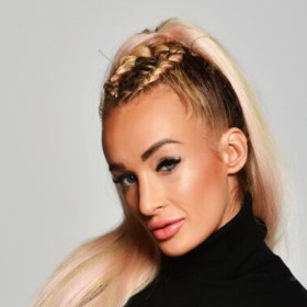 Hlavní hvězdou je Karolína Urbanová alias Daisy Lee, je instagramová influencerka a pornoherečka.