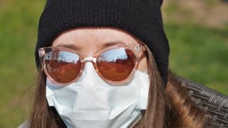 Nouzový stav v Česku? Lidé se naučili být solidární a zodpovědní. Roušky chtějí nosit dál!