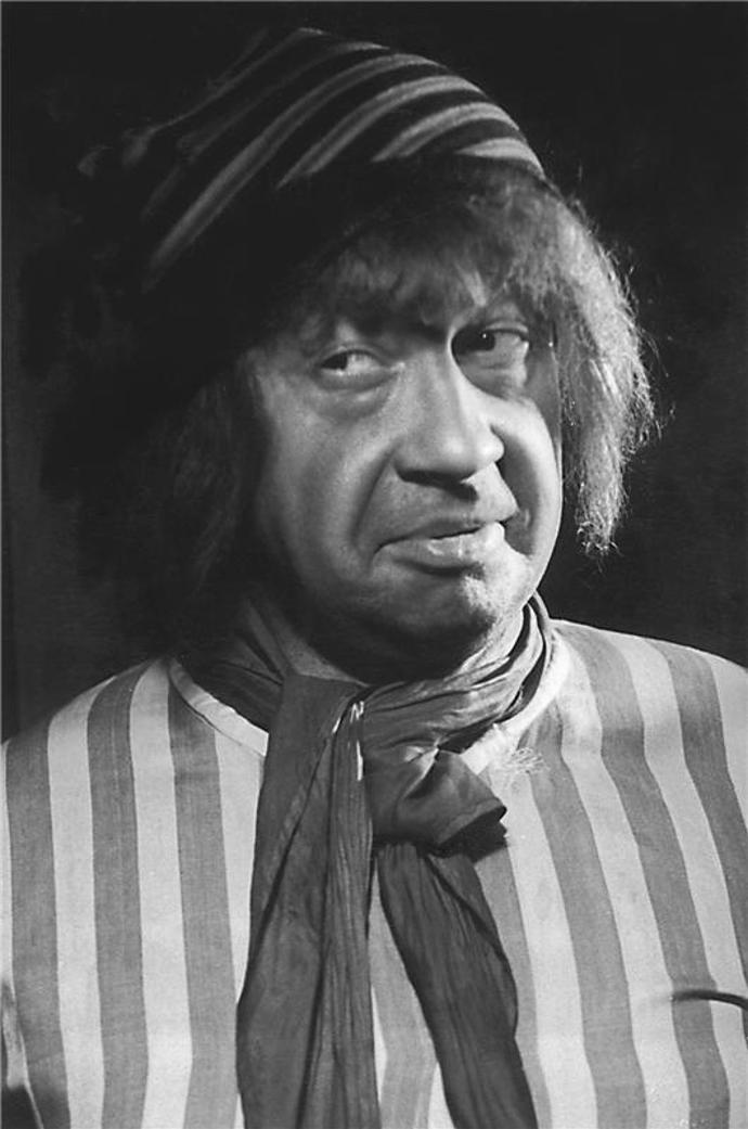 Josef Hlinomaz, legendární herec malých rolí, byl v životě velký svéráz. Traduje se o něm třeba to, že řadu let žil ve třech - s milenkou a jejím právoplatným manželem. Zde Hlinomaz v divadelní hře Sluha dvou pánů (1950) v Národním divadle.