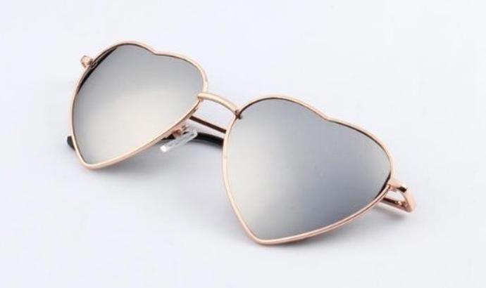Co ale nechte raději doma, to jsou brýle ve tvaru srdce. Letos také zapomeňte na lenonky či pilotky. 