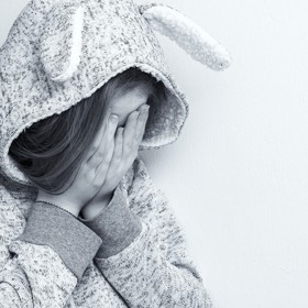 Když lidé nevěří jiným, raději se spoléhají pouze na sebe. Jsou sami sobě rodičem i dítětem, o které rodič pečuje. Seberodičovský proces má v praxi dvě podoby – sebevýživu se sklony k závislostem a sebetrestání.