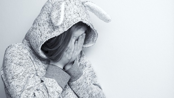 Když lidé nevěří jiným, raději se spoléhají pouze na sebe. Jsou sami sobě rodičem i dítětem, o které rodič pečuje. Seberodičovský proces má v praxi dvě podoby – sebevýživu se sklony k závislostem a sebetrestání.