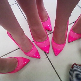 Začněte s neonovými barvami postupně. Jestliže se necítíte na to,že byste vyrazila v neonu, ta zvolte v těchto barvách pouze doplňky. 