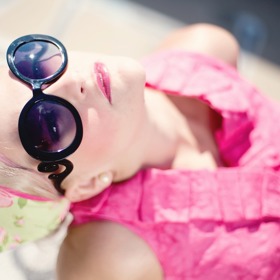 Ještě před tím, než se vydáte na nákup nových slunečních brýlí, určete si, jakým typem obličeje disponujete. Výběr slušivých brýlí vám tato informace usnadní. 