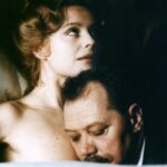 Ve filmu Postřižiny sledujeme spokojené soužití Maryšky a Francina. Když ale do maloměsta přijede Francinův bratr Pepin, je rázem všechno vzhůru nohama... Na snímku Magda Vašáryová jako Maryška a Rudolf Hrušínský jako její lékař.