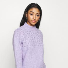 Do módy se vrací vintage svetry.