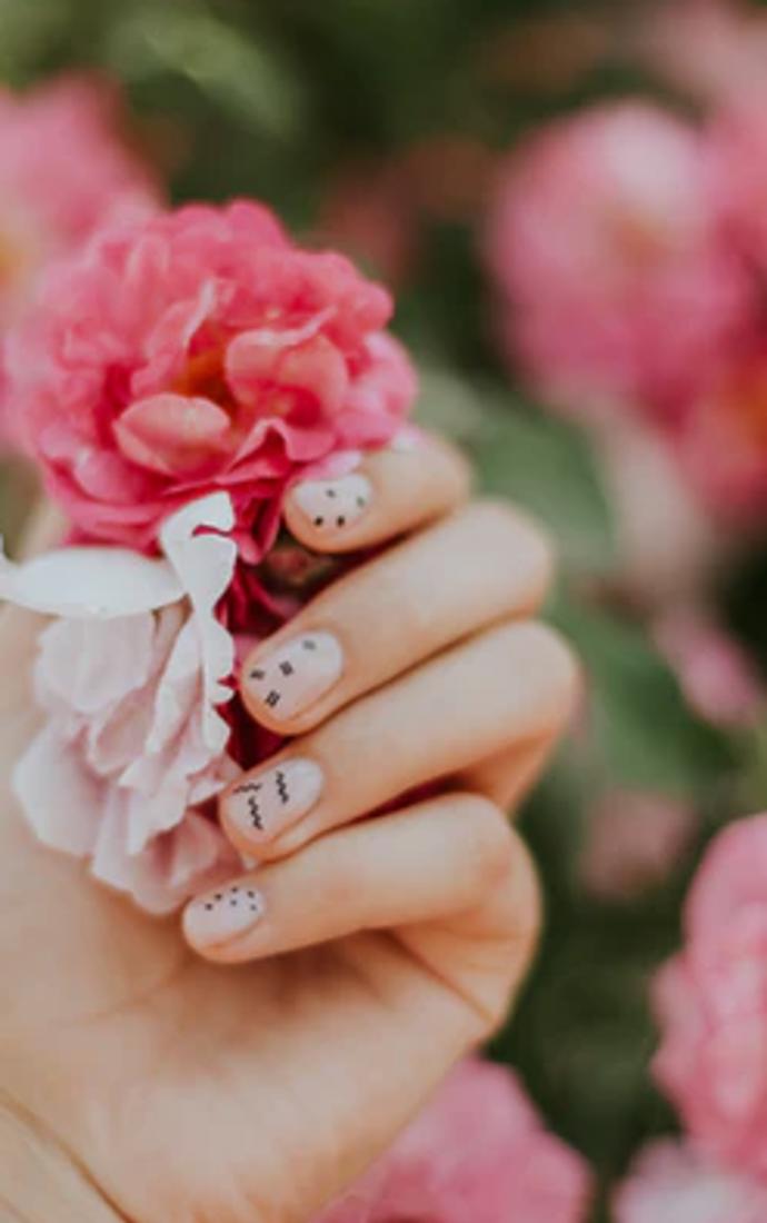 Puntíky jsou na oblečením vzorem číslo jedna. Tak proč, si je nedat ne nehty. U vlnek taky chybu neuděláte. 