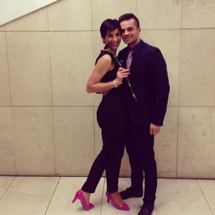 Kalhotový kostýmek, to je to co političce Pekarové Adamové sedne jako ulité. Její oblíbená tmavá barva. Kladně hodnotíme zvolenou obuv. Růžové lodičky celý outfit krásně oživí. 