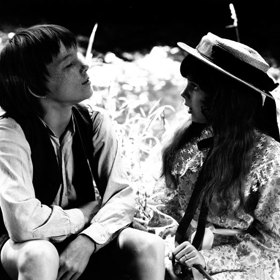 Režisérka filmu Plívová-Šimková netušila, že autorem scénáře byl Jan Procházka, který byl v té době zakázaný. Raději jí to to neřekli, protože byla známá tím, že co nevěděla, nepověděla.