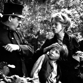 Z filmového zpracování se vytratila poměrně zásadní věc. V knize Marka Twaina je totiž načrtnuto přátelství mezi černošským a bělošským chlapcem.