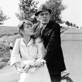 Tchán: Údržbář zemědělských strojů Vavřinec (Josef Bláha) by rád každému rozkazoval. A to i své dceři Štěpánce (Dagmar Veškrnová).